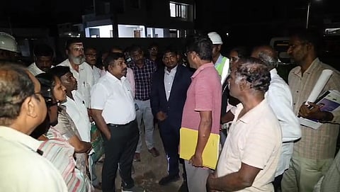கோவை கே.என்.ஜி.புதூர், ஐஸ்வர்யா கார்டன் பகுதியில் மண் சாலையை தார் சாலையாக அமைப்பது தொடர்பாக பார்வையிட்டு ஆய்வு மேற்கொண்டு, அந்த பகுதி மக்களிடம் குறைகளை கேட்டு அறிந்த தலைமைச் செயலாளர் முருகானந்தம்