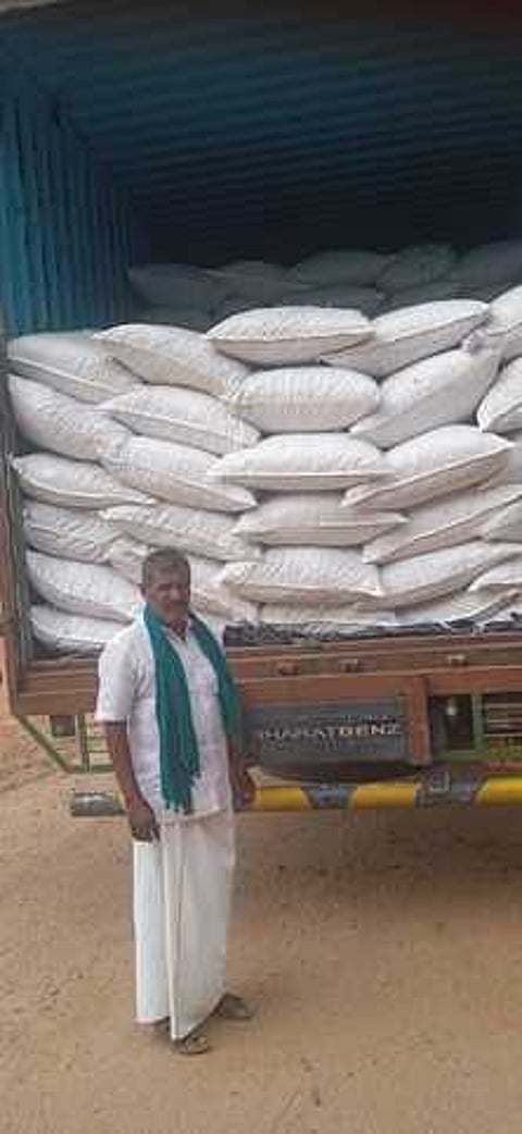 கமுதியிலிருந்து ஜொ்மனிக்கு ஏற்றுமதி செய்ய ஹைதரபாத்துக்கு லாரி மூலம் அனுப்பி வைக்கப்பட்ட 15 டன் மிளகாய் வத்தலுடன் இயற்கை விவசாயி ராமா்.