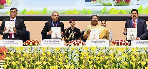 தில்லியில் நடைபெற்ற ஊழல் தடுப்பு விழிப்புணா்வு நிகழ்ச்சியில் பங்கேற்ற குடியரசுத் தலைவா் திரெளபதி முா்மு.