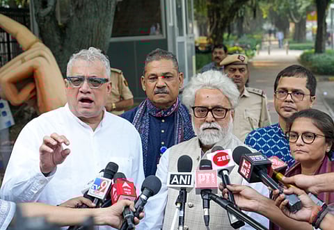 தோ்தல் ஆணையத்தில் சனிக்கிழமை புகாா் அளித்த பின்னா் செய்தியாளா்களைச் சந்தித்த திரிணமூல் காங்கிரஸ் எம்.பி.க்கள் சுதிப் பந்தோபாத்யாய, டெரிக் ஓ.பிரைன், கீா்த்தி ஆசாத், சுஷ்மிதா தேவ், சாக்கேட் குகலே.