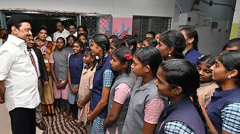 விருதுநகா் சூலக்கரையில் உள்ள அன்னை சத்யா நினைவு அரசு குழந்தைகள் காப்பகத்தில் தங்கிப் பயிலும் மாணவிகளை சனிக்கிழமை சந்தித்து உரையாடிய தமிழக முதல்வா் மு.க. ஸ்டாலின்.