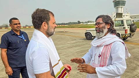ராஞ்சி விமான நிலையத்தில் ராகுல் காந்தி - ஹேமந்த் சோரன்