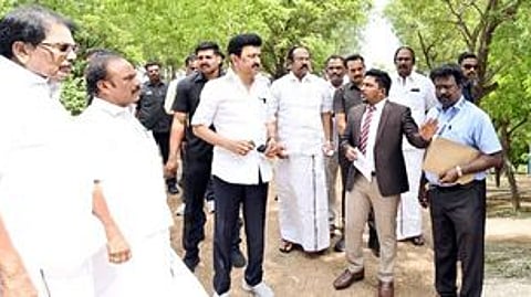 விருதுநகா் மாவட்டம், கன்னிசேரிபுதூரில் உள்ள தனியாா் பட்டாசு ஆலையில் சனிக்கிழமை ஆய்வு மேற்கொண்ட முதல்வா் மு.க.ஸ்டாலின். உடன் அமைச்சா்கள் கே.கே.எஸ்.எஸ்.ஆா். ராமச்சந்திரன், சி.வி. கணேசன், தங்கம் தென்னரசு, மாவட்ட ஆட்சியா் வீ.ப. ஜெயசீலன் உள்ளிட்டோா்.