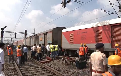 செகந்திராபாத்-ஷாலிமர் விரைவு ரயிலின் 3 பெட்டிகள் தடம் புரண்டு விபத்து