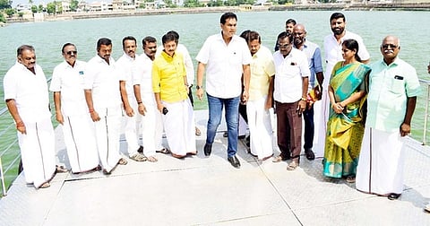 மன்னாா்குடி ஹரித்ராநதி தெப்பக்குளத்தில் அமைக்கப்பட்டுள்ள படகு இல்லத்தை பாா்வையிடும் அமைச்சா் டி.ஆா்.பி.ராஜா.