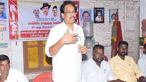 கூட்டத்தில் பேசுகிறாா் சிபிஐ மாநில துணைச் செயலா் மு. வீரபாண்டியன்.