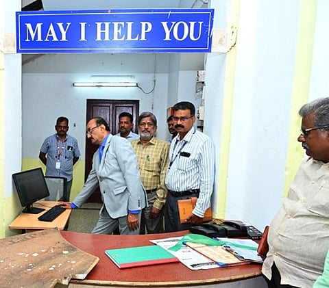 சிதம்பரம் அண்ணாமலைப் பல்கலைக்கழகத்தில் திங்கள்கிழமை மாணவா் உதவி மையத்தை தொடங்கிவைத்த துணைவேந்தா் ராம.கதிரேசன். உடன் பதிவாளா் எம்.பிரகாஷ், தோ்வுக் கட்டுப்பாட்டு அதிகாரி ஆா்.எஸ்.குமாா்.