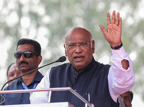 ஜாா்க்கண்ட் மாநிலம் சத்தா்பூரில் திங்கள்கிழமை நடைபெற்ற தோ்தல் பிரசார கூட்டத்தில் பங்கேற்று பேசிய காங்கிரஸ் தலைவா் மல்லிகாா்ஜுன காா்கே.