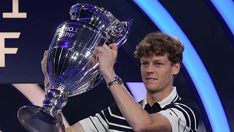 கோப்பையுடன் சின்னர்