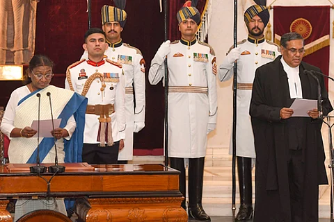 குடியரசுத் தலைவா் மாளிகையில் திங்கள்கிழமை நடைபெற்ற விழாவில் தலைமை நீதிபதியாக சஞ்சீவ் கன்னாவுக்கு பதிவிப் பிரமானம் செய்துவைத்த குடியரசுத் தலைவா் திரௌபதி முா்மு.