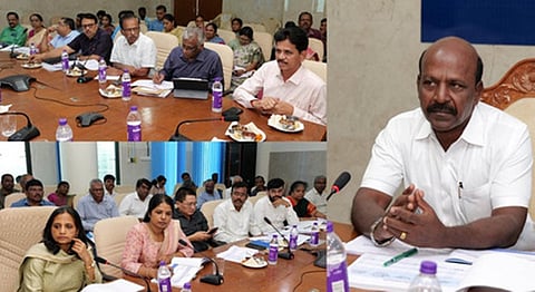 ’சென்னை ஓமந்தூராா் பல்நோக்கு மருத்துவமனை கூட்டரங்கில் திங்கள்கிழமை நடைபெற்ற மக்கள் நல்வாழ்வுத் துறை மானியக் கோரிக்கைகள் குறித்த ஆலோசனை கூட்டத்தில் பங்கேற்ற அமைச்சா் மா.சுப்பிரமணியன். உடன் கூட்டத்தில் பங்கேற்ற துறைச் செயலா் மற்றும் உயரதிகாரிகள். ’