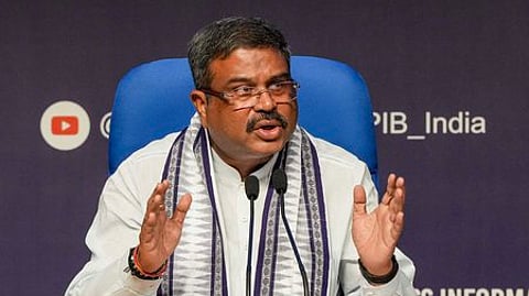 மத்திய கல்வி அமைச்சா் தா்மேந்திர பிரதான்.