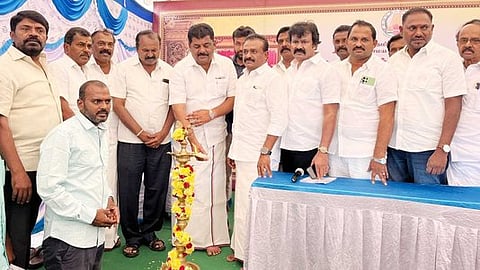 ஒசூரில் நடைபெற்ற மலா் வணிக வளாகத் திறப்பு நிகழ்ச்சியில் பங்கேற்றோா்.