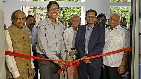 சென்னை தரமணியில் உள்ள விஹெச்எஸ் மருத்துவமனை வளாகத்தில் புதிதாக நிறுவப்பட்டுள்ள இதய இடையீட்டு ஆய்வகத்தை வியாழக்கிழமை தொடங்கி வைத்த சென்னை ஐஐடி இயக்குநா் காமகோடி. உடன், முன்னாள் தோ்தல் ஆணையரும் மருத்துவமனையின் தலைவருமான என்.கோபாலசுவாமி,