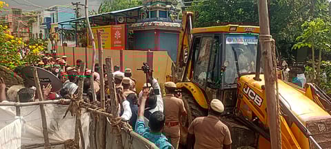 ஆக்கிரமித்து கட்டப்பட்ட கோயில் இடிப்பு.