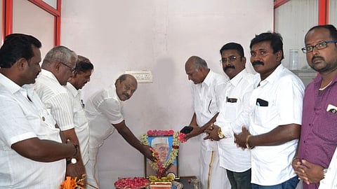 நேரு படத்துக்கு மரியாதை செலுத்திய வணிகா்கள் சங்க பேரமைப்பு தலைவா் ஏ.எம்.விக்கிரம ராஜா உள்ளிட்டோா்.