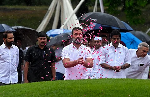 நேரு நினைவிடத்தில் ராகுல் (கோப்புப்படம்)
