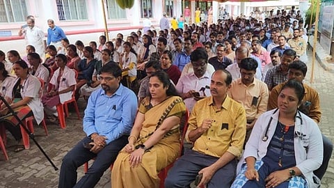 அடுக்கம்பாறை அரசு மருத்துவக் கல்லூரி மருத்துவமனையில் பணியை புறக்கணித்து போராட்டத்தில் ஈடுபட்ட மருத்துவா்கள். (வலது) மருத்துவா்கள் போராட்டத்தால் நீண்டவரிசையில் காத்திருந்த நோயாளிகள்.