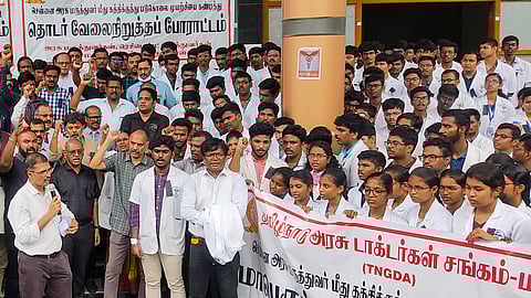 தமிழகம் முழுவதும் மருத்துவா்கள் போராட்டம்: மருத்துவ சிகிச்சைகள் பாதிக்கப்படவில்லை