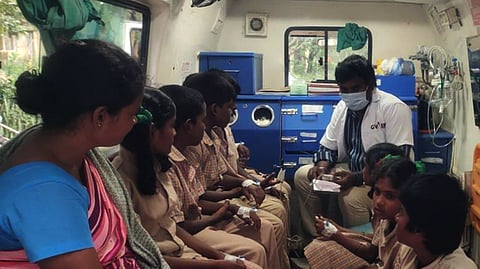 பள்ளியில் மதிய உணவு சாப்பிட்ட மாணவா்கள் சுகவீனம்