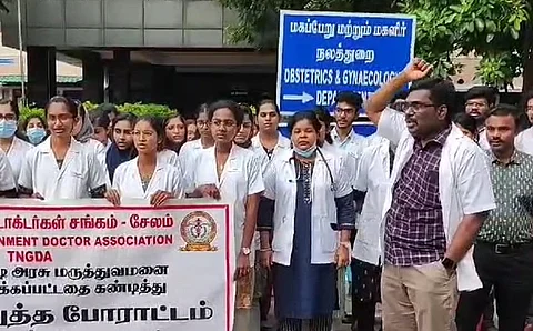 சேலம் அரசு மருத்துவமனை
வளாகத்தில் ஆர்ப்பாட்டத்தில் ஈடுபட்ட மருத்துவர்கள்.