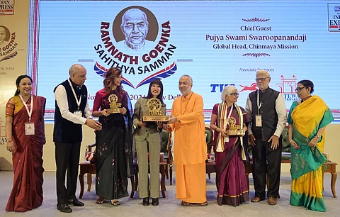 தி நியூ இந்தியன் எக்ஸ்பிரஸ் குழுமத்தின் சார்பில் புது தில்லியில் வெள்ளிக்கிழமை நடைபெற்ற ராம்நாத் கோயங்கா சாகித்திய சம்மான் விருதுகள் வழங்குவிழாவில் (இடமிருந்து) குழுமத்தின் தலைமைச் செயல் அலுவலர் லட்சுமி மேனன், தலைவர் – மேலாண் இயக்குநர் மனோஜ் குமார் சொந்தாலியா, விருது பெற்ற (புனைவுக்காக) ஐஸ்வர்யா ஜா, இலக்கியத்துக்கான வாழ்நாள் சாதனையாளர் விருது பெற்ற ரஸ்கின் பாண்ட் பேத்தி சிருஷ்டி பாண்ட், விருது வழங்கிய சுவாமி ஸ்வரூபானந்தா, அ-புனைவுக்காக விருது பெற்ற நீரஜா சௌதுரி, ஆசிரிய குழு ஆலோசகர் பிரபு சாவ்லா, நியூ இந்தியன் எக்ஸ்பிரஸ் ஆசிரியர் சாந்த்வானா பட்டாச்சார்யா.