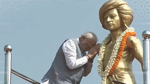 பிர்சா முண்டாவின் திருவுருவச் சிலைக்கு அஞ்சலி செலுத்திய பிரதமர் நரேந்திர மோடி.