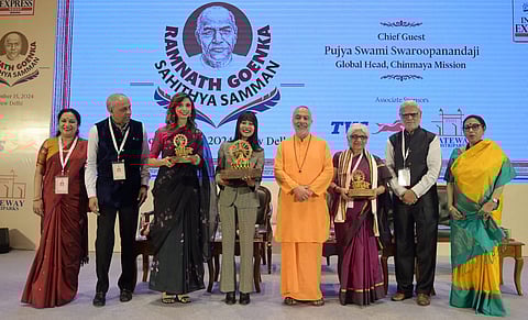 தில்லியில் வெள்ளிக்கிழமை நடைபெற்ற ராம்நாத் கோயங்கா சாகித்திய சம்மான் விருது வழங்கும் விழாவில் விருது பெற்ற நீரஜா சௌத்ரி, ஐஸ்வர்யா ஜா, மனோஜ் குமார் சொந்தாலியா வாழ்நாள் சாதனையாளர் விருது பெற்ற ரஸ்கின் பாண்ட் சார்பில் அவரின் பேத்தி ஸ்ருஷ்டி பாண்ட் ஆகியோருடன் தி நியூ இந்தியன் எக்ஸ்பிரஸ் குழுமத்தின் தலைமைச் செயல் அதிகாரி லட்சுமி மேனன், தலைவர் மற்றும் நிர்வாக இயக்குநர் மனோஜ் குமார் சொந்தாலியா, விருது வழங்கிய சின்மயா மிஷன் சர்வதேசத் தலைவர் சுவாமி ஸ்வரூபானந்தஜி, ஆசிரியர் குழாம் இயக்குநர் பிரபு சாவ்லா, ஆசிரியர் சந்த்வானா பட்டாச்சார்ய.