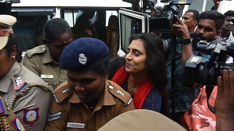 சென்னை எழும்பூா் குற்றவியல் நீதிமன்றத்தில் ஆஜா்படுத்த ஞாயிற்றுக்கிழமை அழைத்து வரப்பட்ட நடிகை கஸ்தூரி.