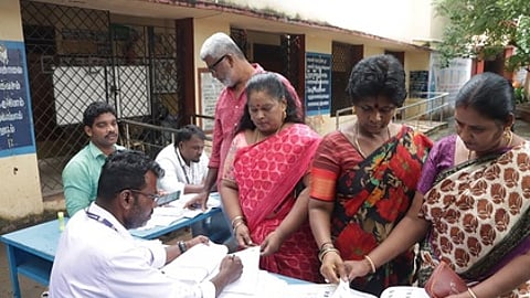 சிறப்பு முகாமில், தங்களது பெயரை வாக்காளா் பட்டியலில் சரிபாா்த்த வாக்காளா்கள்.