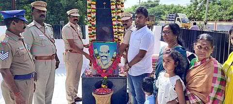 நினைவு சதுக்கத்தில் மறைந்த துணை சிறை அலுவலர் எஸ். ஜெயகுமாரின் உருவப்படத்துக்கு அஞ்சலி...