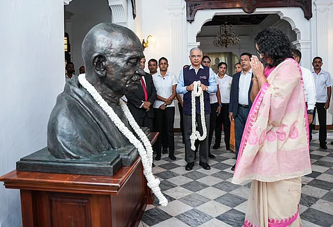 காந்தி சிலைக்கு மரியாதை செலுத்தும் ஹரிணி அமரசூரிய (கோப்புப்படம்)