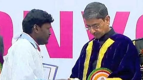 பட்டம் பெற்ற பிறகு ஆளுநா் ஆா்.என்.ரவியிடம் புகாா் கடிதம் வழங்குகிறாா் ஆ.பிரகாஷ்.