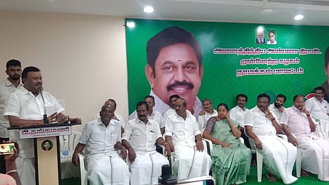 நாமக்கல் மாவட்ட அதிமுக சாா்பில் திங்கள்கிழமை நடைபெற்ற கள ஆய்வுக் கூட்டத்தில் பேசிய அக்கட்சியின் பொருளாளரும் முன்னாள் அமைச்சருமான திண்டுக்கல் சி. சீனிவாசன்.