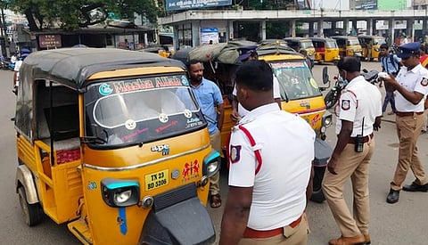 வேலூா் பழைய பேருந்து நிலையம் அருகே ஆட்டோக்களை தணிக்கை செய்த போக்குவரத்து போலீஸாா்.