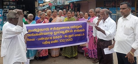 பண்ருட்டியில் திங்கள்கிழமை ஆா்ப்பாட்டத்தில் ஈடுபட்ட சத்துணவு, அங்கன்வாடி ஓய்வூதியா்கள் சங்கத்தினா்.