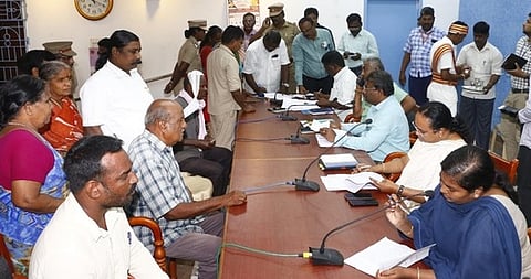 பொதுமக்களிடம் இருந்து மனுக்களை பெற்ற  ஆட்சியா் வி.ஆா்.சுப்புலட்சுமி. உடன், மாவட்ட வருவாய் அலுவலா் த.மாலதி, ஊரக வளா்ச்சி முகமை திட்டஇயக்குநா் நீ.செந்தில்குமரன் உள்ளிட்டோா்.