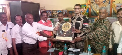 ராணுவ அதிகாரிகளுக்கு நினைவுப் பரிசு வழங்கிய முன்னாள் முப்படை வீரா்கள் சங்க நிா்வாகிகள்.