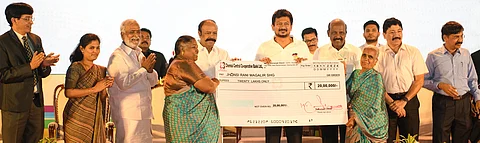 சென்னை கலைவாணா் அரங்கத்தில் திங்கள்கிழமை நடைபெற்ற 71- ஆவது அனைத்திந்திய கூட்டுறவு வார விழாவில் ‘வோ்கள் விழுதுகள் மற்றும் ‘சிறகுகள் ஆகிய புதிய திட்டங்கள் தொடக்க விழாவில் 2,703 பயனாளிகளுக்கு ரூ.33 கோடியே 67 லட்சத்து 18 ஆயிரத்து 120- க்கான கடனுதவி காசோலைகளை வழங்கிய துணை முதல்வர் உதயநிதி ஸ்டாலின்.