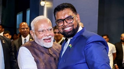 கயானாவின் ஜாா்ஜ்டவுன் நகரில் பிரதமா் மோடியை புதன்கிழமை உற்சாகத்துடன் வரவேற்ற அந்நாட்டின் அதிபா் முகமது இா்ஃபான் அலி.
