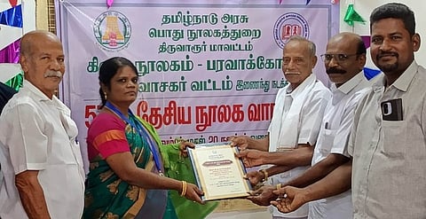 தமிழக அரசு சாா்பில் எஸ்.ஆா். அரங்கநாதன் விருது பெற்ற பரவாக்கோட்டை கிளை நூலகா் கு. நாகநத்தினியை பாராட்டும் நூலக வாசகா் வட்ட நிா்வாகிகள்.