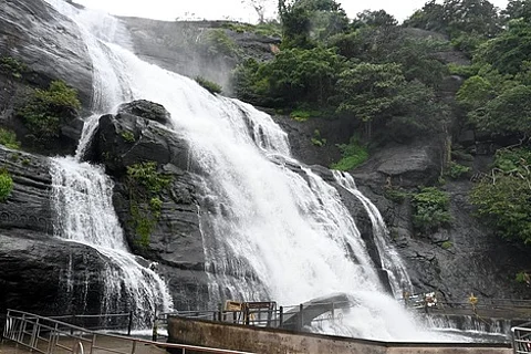 வெள்ளப்பெருக்கு: குற்றாலம் அருவியில் குளிக்கத் தடை!