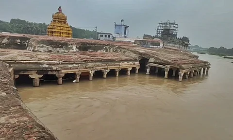 வெள்ளத்தில் மிதக்கும் குறுக்குத்துறை முருகன் கோயில்