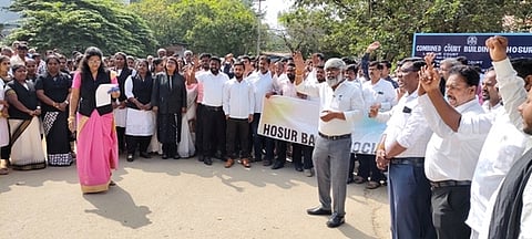 ஒசூரில் ஆா்ப்பாட்டத்தில் ஈடுபட்ட வழக்குரைஞா்கள்.