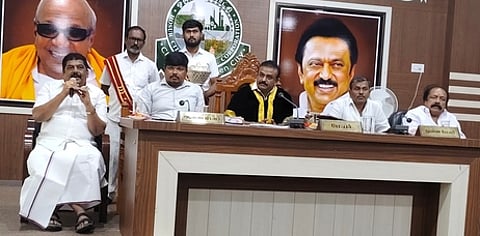 ஒசூா் மாநகராட்சி மாமன்றக் கூட்டத்தில் பேசிய ஒசூா் எம்எல்ஏ ஒய்.பிரகாஷ்.