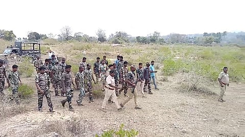 தாளவாடி வனப் பகுதியில் முகாமிட்டிருந்த யானைகளை விரட்டும் பணியில் ஈடுபட்ட வநத் துறையினா்.
