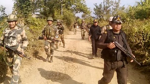 வன்முறையைத் தொடா்ந்து இம்பாலில் தீவிர பாதுகாப்புப் பணியில் ஈடுபட்டுள்ள மத்திய ஆயுத காவல்படையினா்.