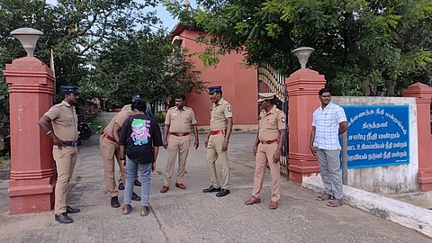 திருத்தணி சார்பு நீதிமன்றம் முன்பு காவல் ஆய்வாளர் ஞா.மதியரசன் தலைமையில் நீதிமன்றத்திற்கு வரும் நபர்களை தீவிர சோதனைகளுக்கு பிறகு அனுமதிக்கும் போலீசார்.