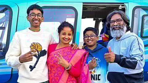 பேரவைத் தோ்தல் வெற்றியைத் தொடா்ந்து ராஞ்சியில் தனது இரு மகன்களுடன் மகிழ்ச்சியை வெளிப்படுத்திய முதல்வா் ஹேமந்த் சோரன், அவரின் மனைவி கல்பனா சோரன்.