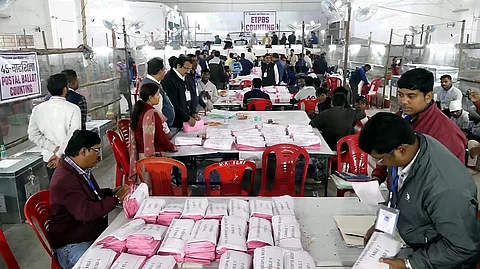 வாக்கு எண்ணிக்கையில் பணியாளர்கள்